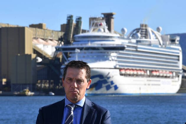 News Bilder des Tages RUBY PRINCESS COVID-19 EVACUATIONS, NSW Shadow Health Minister Ryan Park in front of the Ruby Princess, with crew only onboard, docks at Port Kembla, Wollongong, Monday, April 6, 2020. A criminal investigation will be launched into how cruise line operator Carnival Australia was allowed to disembark Ruby Princess passengers in Sydney, resulting in several deaths and COVID-19 outbreaks throughout the country. ( NO ARCHIVING, EDITORIAL USE ONLY, NO USE IN BOOKS WITHOUT CONSENT SYDNEY NSW AUSTRALIA Copyright: xDEANxLEWINSx 20200406001461958302