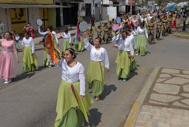 Coronavirus, Eindrücke aus Mexiko-Stadt Tzotzil indigenous people carry out a procession to commemorate Palm Sunday in the city of San Cristobal de las Casas in the state of Chiapas, Mexico, 05 April 2020. Around 300 indigenous Tztoziles defied the coronavirus quarantine this Sunday with a street procession at the beginning of Easter. EFE Carlos López Mexican indigenous defy quarantine with Easter procession !ACHTUNG: NUR REDAKTIONELLE NUTZUNG!  Copyright: xCarlosxLópezx MEX9068 20200406-637217369315048296