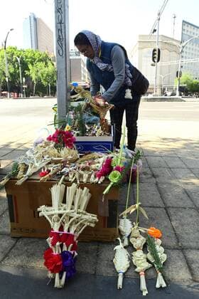Coronavirus, Eindrücke aus Mexiko-Stadt A woman sales easter palms outside the church of San Hipolito in Mexico City,Mexico, on 05 April 2020. Churches remains closed by the contingency of COVID-19, as thousands of Catholics attend this day to celebrate Palm Sunday, which marks the beginning of Easter. EFE Jorge Nunez Faithful pray outside the Catholic churches on Palm Sunday as they are closed due to COVID-19 !ACHTUNG: NUR REDAKTIONELLE NUTZUNG!  Copyright: xJorgexNúnezx AME451 20200406-637217369921034244