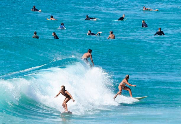 Coronavirus in Australien, Surfer und Badegäste am Duranbah Beach AUSTRALIA CORONAVIRUS COVID-19, Surfers are seen at Duranbah Beach on the Queensland - New South Wales border, Monday, April 6, 2020. Australian beaches are open for exercise only - surfing, swimming, running and walking. Beaches will be closed due to unsafe conditions and or mass gatherings during the Coronavirus pandemic. ( NO ARCHIVING, EDITORIAL USE ONLY, NO USE IN BOOKS WITHOUT CONSENT GOLD COAST QLD AUSTRALIA  Copyright: xDAVExHUNTx 20200406001461968516