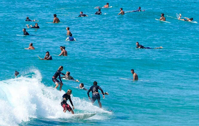Coronavirus in Australien, Surfer und Badegäste am Duranbah Beach AUSTRALIA CORONAVIRUS COVID-19, Surfers are seen at Duranbah Beach on the Queensland - New South Wales border, Monday, April 6, 2020. Australian beaches are open for exercise only - surfing, swimming, running and walking. Beaches will be closed due to unsafe conditions and or mass gatherings during the Coronavirus pandemic. ( NO ARCHIVING, EDITORIAL USE ONLY, NO USE IN BOOKS WITHOUT CONSENT GOLD COAST QLD AUSTRALIA  Copyright: xDAVExHUNTx 20200406001461968709