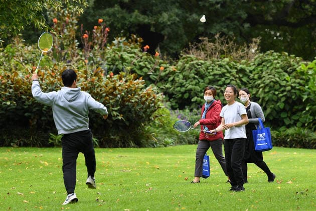 AUSTRALIA CORONAVIRUS COVID-19, Badminton enthusiasts are seen in action at Flagstaff Gardens in Melbourne, Monday, April 6, 2020. Stage three social distancing measures are now in force throughout Victoria. ( NO ARCHIVING, EDITORIAL USE ONLY, NO USE IN BOOKS WITHOUT CONSENT MELBOURNE VICTORIA AUSTRALIA  Copyright: xJAMESxROSSx 20200406001461976248