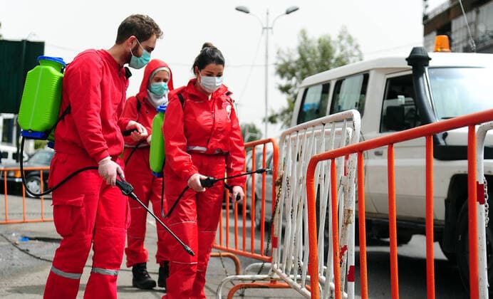 Coronavirus in Syrien, Desinfektionsmaßnahmen in Damaskus (200405) -- DAMASCUS, April 5, 2020 -- Workers disinfect a public area in Damascus, capital of Syria, on April 5, 2020. Three new COVID-19 cases were reported in Syria on Sunday, bringing the total number of confirmed cases to 19, the Health Ministry said in a statement. (Photo by Xinhua) SYRIA-DAMASCUS-COVID19-MEASURES AmmarxSafarjalani 