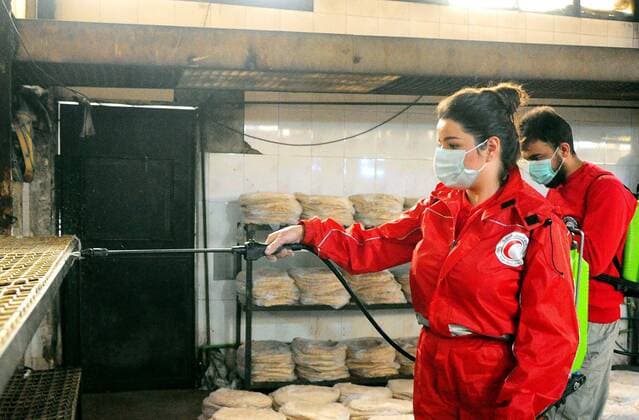 Coronavirus in Syrien, Desinfektionsmaßnahmen in Damaskus (200405) -- DAMASCUS, April 5, 2020 -- Workers disinfect a public area in Damascus, capital of Syria, on April 5, 2020. Three new COVID-19 cases were reported in Syria on Sunday, bringing the total number of confirmed cases to 19, the Health Ministry said in a statement. (Photo by Xinhua) SYRIA-DAMASCUS-COVID19-MEASURES AmmarxSafarjalani 