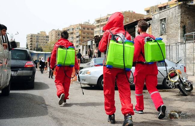 News Bilder des Tages Coronavirus in Syrien, Desinfektionsmaßnahmen in Damaskus (200405) -- DAMASCUS, April 5, 2020 -- Workers prepare to disinfect a public area in Damascus, capital of Syria, on April 5, 2020. Three new COVID-19 cases were reported in Syria on Sunday, bringing the total number of confirmed cases to 19, the Health Ministry said in a statement. (Photo by Xinhua) SYRIA-DAMASCUS-COVID19-MEASURES AmmarxSafarjalani 