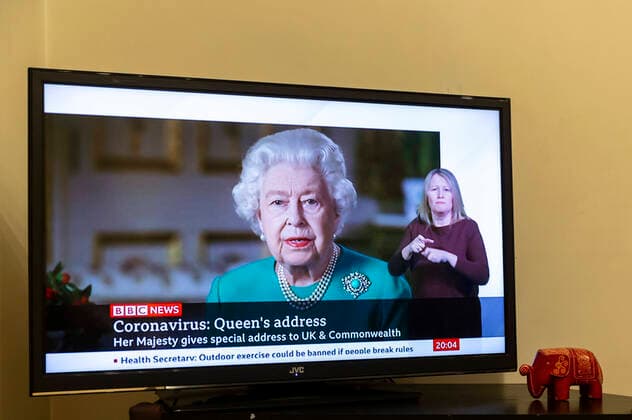 Coronavirus in Großbritannien, Queen Elizabeth II. Fernsehansprache (200405) -- LONDON, April 5, 2020 -- A TV broadcasting British Queen Elizabeth II s address is seen in London, Britain, on April 5, 2020. British Queen Elizabeth II, in a rare broadcast Sunday night, spoke about the COVID-19 pandemic and her hope that people will take pride in how they responded to the crisis. ) BRITAIN-LONDON-QUEEN-ADDRESS-COVID-19 HanxYan 