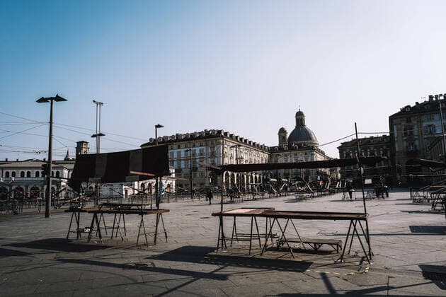 Coronavirus in Italien, Eindrücke aus Turin (200405) -- TURIN (ITALY), April 5, 2020 (Xinhua) -- Few people walk across a square in Turin, Italy, on April 4, 2020. Between Saturday and Sunday, the COVID-19 death toll in Italy was 525, the lowest one-day total since March 19, when COVID-19, the disease caused by the coronavirus, claimed 427 lives. (Photo by Federico Tardito Xinhua) ITALY-TURIN-COVID-19