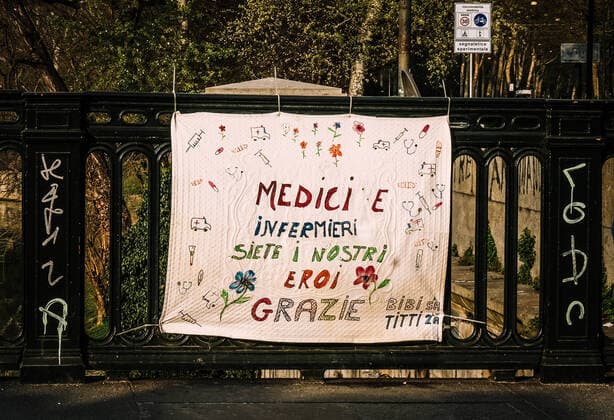 Coronavirus in Italien, Eindrücke aus Turin (200405) -- TURIN (ITALY), April 5, 2020 (Xinhua) -- A piece of cloth with words Doctors and nurses, you are our heroes is seen on a fence in Turin, Italy, on April 4, 2020. Between Saturday and Sunday, the COVID-19 death toll in Italy was 525, the lowest one-day total since March 19, when COVID-19, the disease caused by the coronavirus, claimed 427 lives. (Photo by Federico Tardito Xinhua) ITALY-TURIN-COVID-19