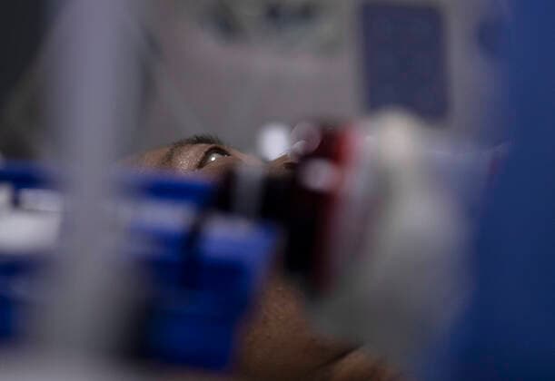 Coronavirus in China, Eindrücke aus einem Krankenhaus in Wuhan (200406) -- WUHAN, April 6, 2020 -- Senior Hu looks at the medical staff after they took off the ECMO machine used to support his lungs at the Wuhan pulmonary hospital in Wuhan, capital of central China s Hubei Province, April 5, 2020. A patient surnamed Hu, a 40-year-old severe case of the COVID-19 who was diagnosed with the disease in early February, has the functions of his lungs recovered on Sunday at the Wuhan pulmonary hospital with days of extracorporeal membrane oxygenation (ECMO) support. ) CHINA-WUHAN-COVID-19-SEVERE CASE-LUNG FUNCTIONS-RECOVERY (CN) FeixMaohua 