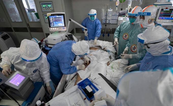 Coronavirus in China, Eindrücke aus einem Krankenhaus in Wuhan (200406) -- WUHAN, April 6, 2020 -- Medical staff take off the ECMO machine used to support senior Hu s lungs at the Wuhan pulmonary hospital in Wuhan, capital of central China s Hubei Province, April 5, 2020. A patient surnamed Hu, a 40-year-old severe case of the COVID-19 who was diagnosed with the disease in early February, has the functions of his lungs recovered on Sunday at the Wuhan pulmonary hospital with days of extracorporeal membrane oxygenation (ECMO) support. ) CHINA-WUHAN-COVID-19-SEVERE CASE-LUNG FUNCTIONS-RECOVERY (CN) FeixMaohua 