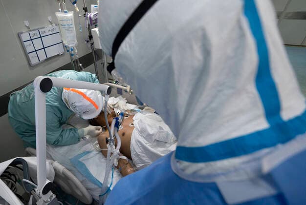 Coronavirus in China, Eindrücke aus einem Krankenhaus in Wuhan (200406) -- WUHAN, April 6, 2020 -- A medical staff member checks the wound after taking off the ECMO machine used to support senior Hu s lungs at the Wuhan pulmonary hospital in Wuhan, capital of central China s Hubei Province, April 5, 2020. A patient surnamed Hu, a 40-year-old severe case of the COVID-19 who was diagnosed with the disease in early February, has the functions of his lungs recovered on Sunday at the Wuhan pulmonary hospital with days of extracorporeal membrane oxygenation (ECMO) support. ) CHINA-WUHAN-COVID-19-SEVERE CASE-LUNG FUNCTIONS-RECOVERY (CN) FeixMaohua 