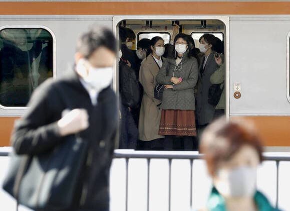 News Bilder des Tages Coronavirus in Japan, Eindrücke aus Tokio New coronavirus A JR train is crowded with masked commuters in Tokyo on April 6, 2020, as coronavirus infections continue to spread rampantly across the capital. 