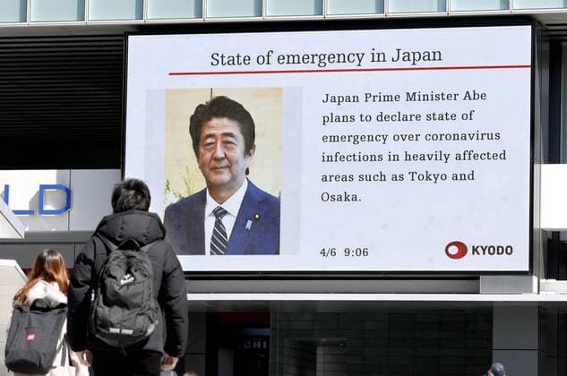 News Bilder des Tages Japan to declare state of emergency amid surge in virus infections Photo taken April 6, 2020, shows a screen in Tokyo displaying news that Japanese Prime Minister Shinzo Abe intends to declare a state of emergency over the coronavirus epidemic, targeting big cities such as Tokyo and Osaka. 