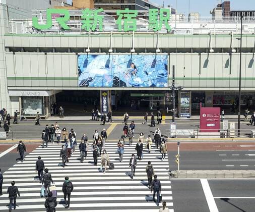 Coronavirus in Japan, Eindrücke aus Tokio New coronavirus Fewer people than usual walk on a crossing in front of JR Shinjuku Station in Tokyo on April 6, 2020, with the central government in Japan expected to declare a state of emergency this week in light of a recent surge in coronavirus infections. 