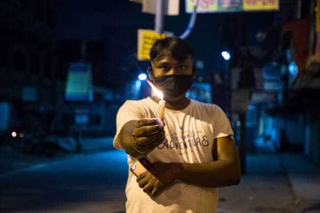 India: Candles to dispel the darkness of COVID-19 Today the Prime Minister of India Narendra Modi urged the people of the entire country to light up candles and torches to dispel the darkness spread by corona virus. Citizens are following this allover the country. People turned off lights of their home and lit up candles and torches for 9 minutes everywhere at 9:00PM with a hope of corona free world in the near future. Kolkata West Bengal India Copyright: JitxChattopadhyay