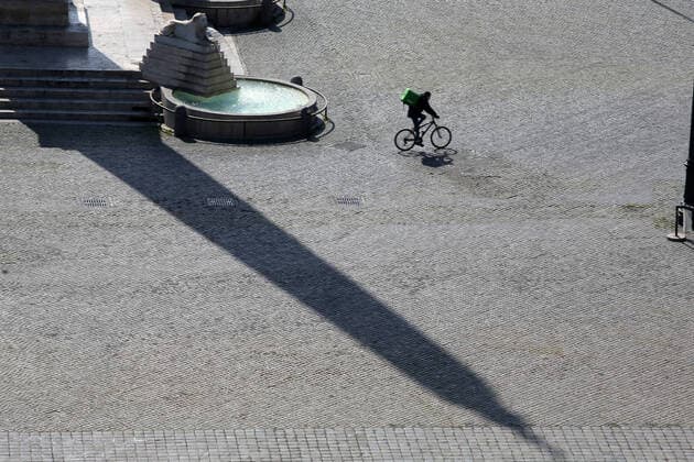 Italy: Rome at the end of 4th week of COVID-19 A food delivering courier cycling in a empty Piazza del Popolo in Rome at the end of fourth week of national lock down against the sprad of the new coronavirus dubbed COVID-19. Roma Italy Italy Copyright: Giuseppex Pino xFama