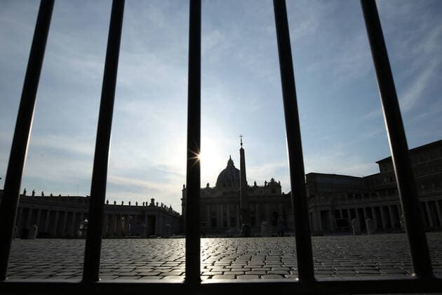 News Themen der Woche KW13 News Bilder des Tages Italy: Rome at the end of 4th week of COVID-19 A view of Saint Peter in backlight behind a barrier with some birds in Rome at the end of fourth week of national lock down against the sprad of the new coronavirus dubbed COVID-19. Roma Italy Italy Copyright: Giuseppex Pino xFama
