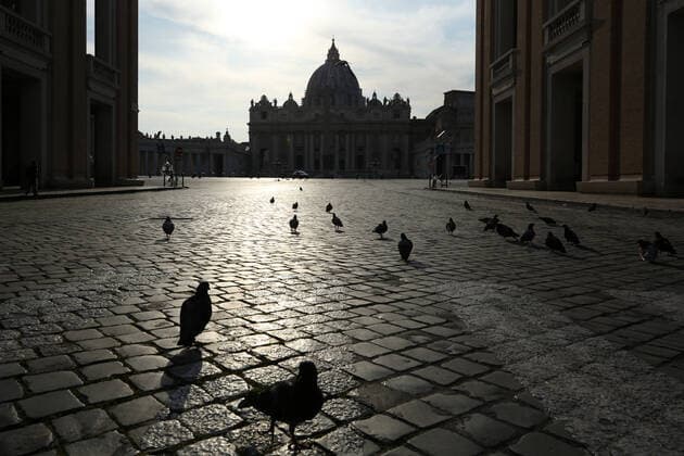 Italy: Rome at the end of 4th week of COVID-19 A view of Saint Peter in backlight with some birds in Rome at the end of fourth week of national lock down against the sprad of the new coronavirus dubbed COVID-19. Roma Italy Italy Copyright: Giuseppex Pino xFama