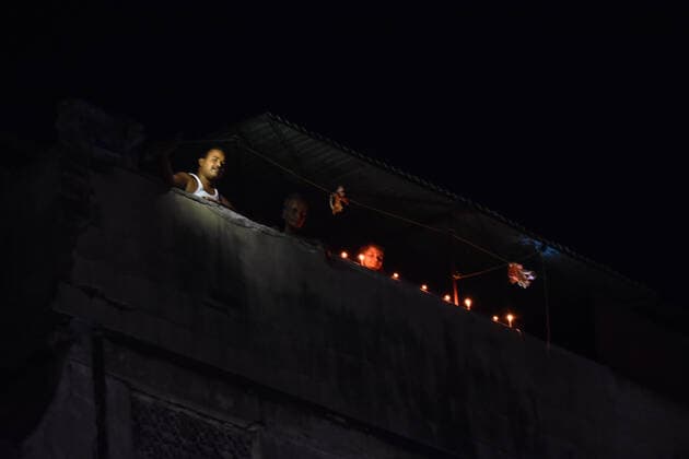 India: 9 minute vigil against coronavirus Prayagraj: Resident light candles and turn on their mobile phone’s light to observe a 9 minute vigil called by India’s prime minister Narendra Modi in show of unity and soldierly in the fight against the coronavirus in Allahabad on Sunday, April 05, 2020. Prayagraj Uttar Pradesh India Copyright: PrabhatxKumarxVerma