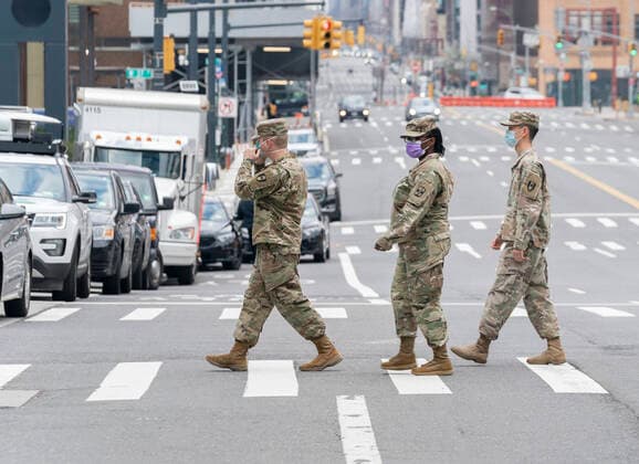 News Bilder des Tages Mayor Bill de Blasio welcomes medical personnel US National Guards members walk to the Jacob Javits Center where temporary hospital has been set up to treat patients New York New York United States Copyright: LevxRadin