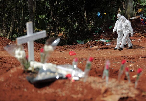 Bilder des Jahres 2020, News 04 April News Themen der Woche KW13 Coronavirus in Indonesien, Beerdigung von Todesopfern in Jakarta April 2, 2020, Jakarta, Jakarta, Indonesia: JAKARTA, INDONESIA - APRIL 2, 2020 : The priest uses the Personal Protective Equipment to walk away from the Pondok Ranggon burial place after giving a prayer for COVID-19 victims in Jakarta, Indonesia on April 2, 2020. Jakarta Indonesia - ZUMAys1_ 20200402_zaf_ys1_009 Copyright: xMuhammadxAslamxIqbal xSijorixImax