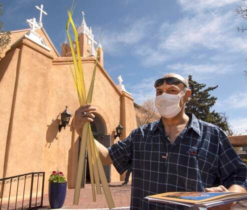 April 5, 2020, Albuquerque, New Mexico, USA: After Palm Sunday services broadcast to parishioners palm fronds were handed out to parishioners at San Felipe de Neri Roman Catholic Church in Old Town. Albuquerque USA - ZUMAlbuq 20200405_mda_k150_207 Copyright: xRickxKozakx