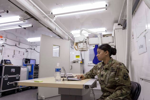 Coronavirus in den USA, Eindrücke aus dem Feldkrankenhaus in Seattle April 5, 2020, Seattle, Washington, U.S: Staff Sergeant JORDAN LAMBERT, an X-ray technician, prepares the radiology unit for patients at the field hospital in CenturyLink Field Event Center in Seattle on April 5, 2020. The mobile army surgical hospital, currently for non-COVID-19 cases, involves military medical personnel from multiple units, including the Soldiers from the 627th Hospital Center s 10th Field Hospital at Fort Carson, Colorado, the 62nd Medical Brigade from Joint Base Lewis-McChord, Washington and others. Officials said that he hospital is now ready to accept patients. Seattle U.S. - ZUMAg235 20200405_zap_g235_003 Copyright: xPaulxChristianxGordonx