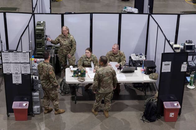 Coronavirus in den USA, Eindrücke aus dem Feldkrankenhaus in Seattle April 5, 2020, Seattle, Washington, U.S: Soldiers are briefed at the field hospital in CenturyLink Field Event Center in Seattle on April 5, 2020. The mobile army surgical hospital, currently for non-COVID-19 cases, involves military medical personnel from multiple units, including the Soldiers from the 627th Hospital Center s 10th Field Hospital at Fort Carson, Colorado, the 62nd Medical Brigade from Joint Base Lewis-McChord, Washington and others. Officials said that he hospital is now ready to accept patients. Seattle U.S. - ZUMAg235 20200405_zap_g235_004 Copyright: xPaulxChristianxGordonx