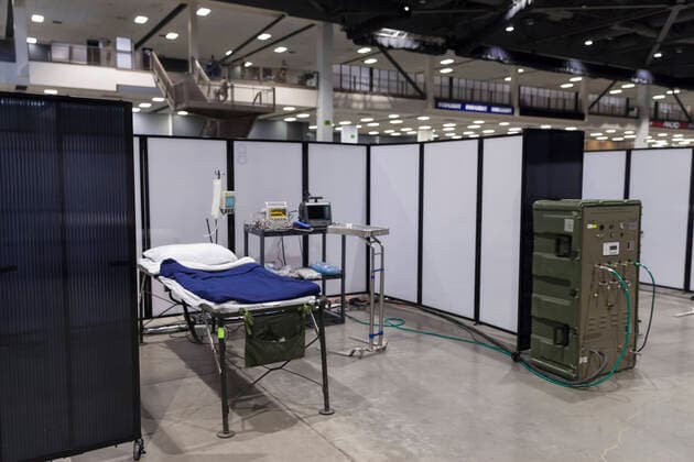 Coronavirus in den USA, Eindrücke aus dem Feldkrankenhaus in Seattle April 5, 2020, Seattle, Washington, U.S: An intensive care unit is ready to recieve patients at the field hospital in CenturyLink Field Event Center in Seattle on April 5, 2020. The mobile army surgical hospital, currently for non-COVID-19 cases, involves military medical personnel from multiple units, including the Soldiers from the 627th Hospital Center s 10th Field Hospital at Fort Carson, Colorado, the 62nd Medical Brigade from Joint Base Lewis-McChord, Washington and others. Officials said that he hospital is now ready to accept patients. Seattle U.S. - ZUMAg235 20200405_zap_g235_007 Copyright: xPaulxChristianxGordonx