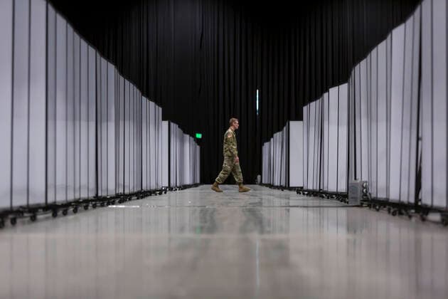 Coronavirus in den USA, Eindrücke aus dem Feldkrankenhaus in Seattle April 5, 2020, Seattle, Washington, U.S: A soldier walks past partitions hiding rows of hospital beds at the field hospital in CenturyLink Field Event Center in Seattle on April 5, 2020. The mobile army surgical hospital, currently for non-COVID-19 cases, involves military medical personnel from multiple units, including the Soldiers from the 627th Hospital Center s 10th Field Hospital at Fort Carson, Colorado, the 62nd Medical Brigade from Joint Base Lewis-McChord, Washington and others. Officials said that he hospital is now ready to accept patients. Seattle U.S. - ZUMAg235 20200405_zap_g235_008 Copyright: xPaulxChristianxGordonx