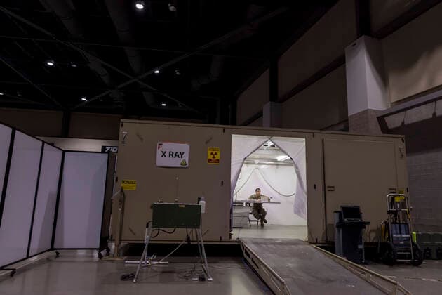 Coronavirus in den USA, Eindrücke aus dem Feldkrankenhaus in Seattle April 5, 2020, Seattle, Washington, U.S: Staff Sergeant JORDAN LAMBERT, an X-ray technician, prepares the radiology unit for patients at the field hospital in CenturyLink Field Event Center in Seattle on April 5, 2020. The mobile army surgical hospital, currently for non-COVID-19 cases, involves military medical personnel from multiple units, including the Soldiers from the 627th Hospital Center s 10th Field Hospital at Fort Carson, Colorado, the 62nd Medical Brigade from Joint Base Lewis-McChord, Washington and others. Officials said that he hospital is now ready to accept patients. Seattle U.S. - ZUMAg235 20200405_zap_g235_009 Copyright: xPaulxChristianxGordonx