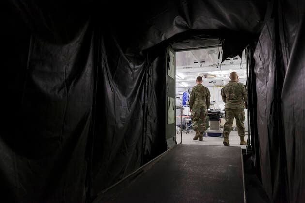 Coronavirus in den USA, Eindrücke aus dem Feldkrankenhaus in Seattle April 5, 2020, Seattle, Washington, U.S: Soldiers enter the operating room at the field hospital in CenturyLink Field Event Center in Seattle on April 5, 2020. The mobile army surgical hospital, currently for non-COVID-19 cases, involves military medical personnel from multiple units, including the Soldiers from the 627th Hospital Center s 10th Field Hospital at Fort Carson, Colorado, the 62nd Medical Brigade from Joint Base Lewis-McChord, Washington and others. Officials said that he hospital is now ready to accept patients. Seattle U.S. - ZUMAg235 20200405_zap_g235_011 Copyright: xPaulxChristianxGordonx