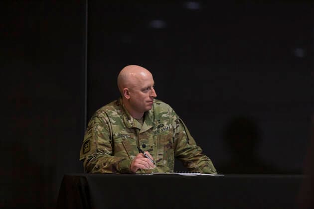 Coronavirus in den USA, Eindrücke aus dem Feldkrankenhaus in Seattle April 5, 2020, Seattle, Washington, U.S: Lieutenant colonel JASON HUGHES, commander of the 10th Field Hospital, speaks to members of the media at the field hospital in the CenturyLink Field Event Center in Seattle on April 5, 2020. The mobile army surgical hospital, currently for non-COVID-19 cases, involves military medical personnel from multiple units, including the Soldiers from the 627th Hospital Center s 10th Field Hospital at Fort Carson, Colorado, the 62nd Medical Brigade from Joint Base Lewis-McChord, Washington and others. Officials said that he hospital is now ready to accept patients. Seattle U.S. - ZUMAg235 20200405_zap_g235_013 Copyright: xPaulxChristianxGordonx