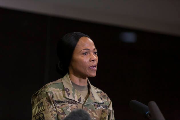 Coronavirus in den USA, Eindrücke aus dem Feldkrankenhaus in Seattle April 5, 2020, Seattle, Washington, U.S: Colonel HOPE WILLIAMSON YOUNCE, commander of the 627th Hospital Center, speaks to members of the media at the field hospital in the CenturyLink Field Event Center in Seattle on April 5, 2020. The mobile army surgical hospital, currently for non-COVID-19 cases, involves military medical personnel from multiple units, including the Soldiers from the 627th Hospital Center s 10th Field Hospital at Fort Carson, Colorado, the 62nd Medical Brigade from Joint Base Lewis-McChord, Washington and others. Officials said that he hospital is now ready to accept patients. Seattle U.S. - ZUMAg235 20200405_zap_g235_015 Copyright: xPaulxChristianxGordonx