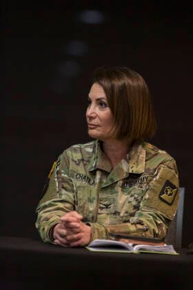 Coronavirus in den USA, Eindrücke aus dem Feldkrankenhaus in Seattle April 5, 2020, Seattle, Washington, U.S: Colonel AMAL CHATILA, commander of the 47th Combat Support Hospital and an army nurse, speaks to members of the media at the field hospital in the CenturyLink Field Event Center in Seattle on April 5, 2020. The mobile army surgical hospital, currently for non-COVID-19 cases, involves military medical personnel from multiple units, including the Soldiers from the 627th Hospital Center s 10th Field Hospital at Fort Carson, Colorado, the 62nd Medical Brigade from Joint Base Lewis-McChord, Washington and others. Officials said that he hospital is now ready to accept patients. Seattle U.S. - ZUMAg235 20200405_zap_g235_017 Copyright: xPaulxChristianxGordonx