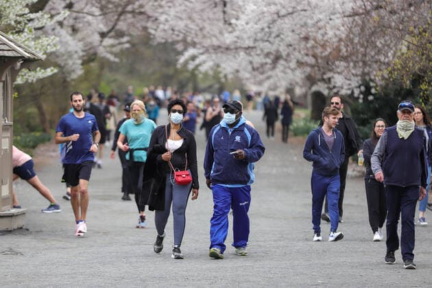 April 5, 2020, New York, New York, United States: Movement in Central Park in New York City in the United States this Sunday, 05. New York City is the epicenter of the Coronavirus pandemic New York United States - ZUMAv122 20200405_zap_v122_008 Copyright: xWilliamxVolcovx
