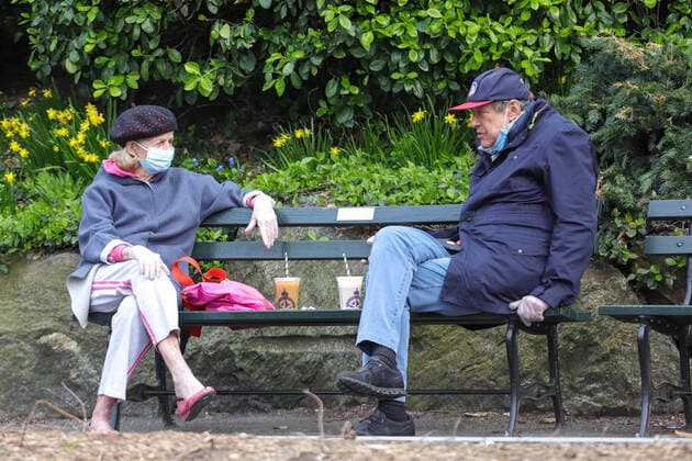 April 5, 2020, New York, New York, United States: Movement in Central Park in New York City in the United States this Sunday, 05. New York City is the epicenter of the Coronavirus pandemic New York United States - ZUMAv122 20200405_zap_v122_033 Copyright: xWilliamxVolcovx