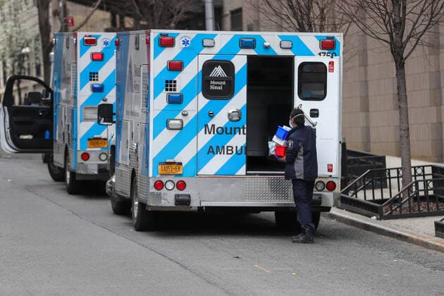 April 5, 2020, New York, New York, United States: Atmosphere near Mount Sinai hospital in New York City in the United States this Sunday, 05. New York City is the epicenter of the Coronavirus pandemic New York United States - ZUMAv122 20200405_zap_v122_041 Copyright: xWilliamxVolcovx