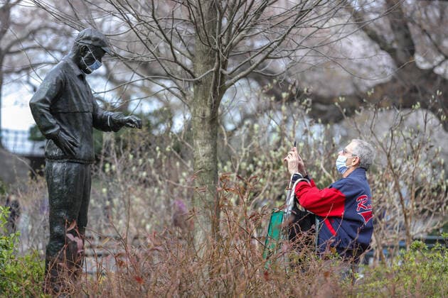 News Bilder des Tages April 5, 2020, New York, New York, United States: Movement in Central Park in New York City in the United States this Sunday, 05. New York City is the epicenter of the Coronavirus pandemic New York United States - ZUMAv122 20200405_zap_v122_063 Copyright: xWilliamxVolcovx