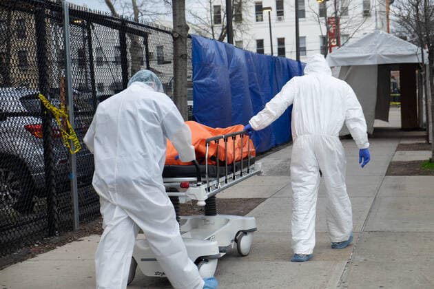 April 4, 2020, New York City, United States: Hospital workers are seen transporting a body to a portable morgue outside of the hospital..The state of New York has over 122,000 confirmed corona virus cases and over 4,000 deaths. New York City United States - ZUMAs197 20200404_zaa_s197_207 Copyright: xBraulioxJatarx
