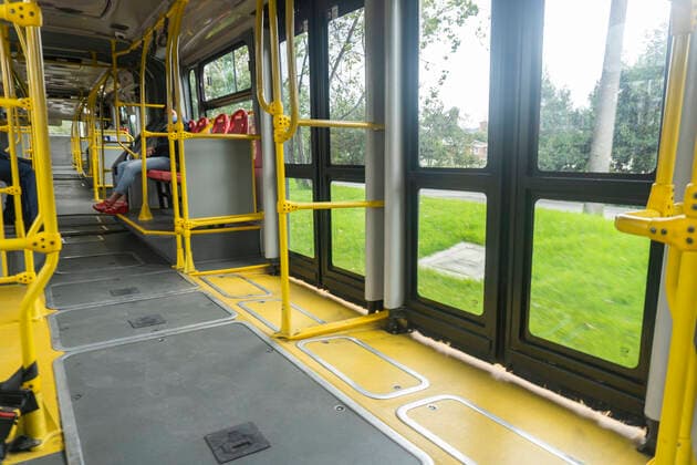 Coronavirus in Kolumbien, Eindrücke aus Bogota April 5, 2020: The interior of a bus of the public transport system, transmilenio of the city of Bogota, empty. In the government-ordered quarantine to stop the spread of the coronavirus, COVID-19 - ZUMAh147 20200405_zap_h147_004 Copyright: xDanielxGarzonxHerazox