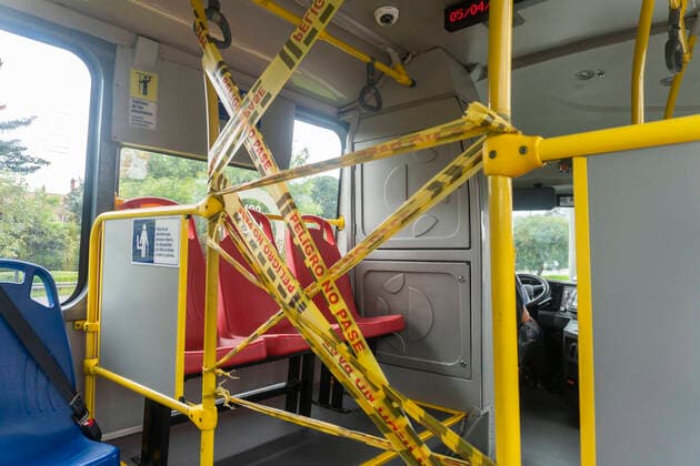 Coronavirus in Kolumbien, Eindrücke aus Bogota April 5, 2020: The interior of a bus of the public transport system, transmilenio of the city of Bogota, empty. In the government-ordered quarantine to stop the spread of the coronavirus, COVID-19 - ZUMAh147 20200405_zap_h147_005 Copyright: xDanielxGarzonxHerazox