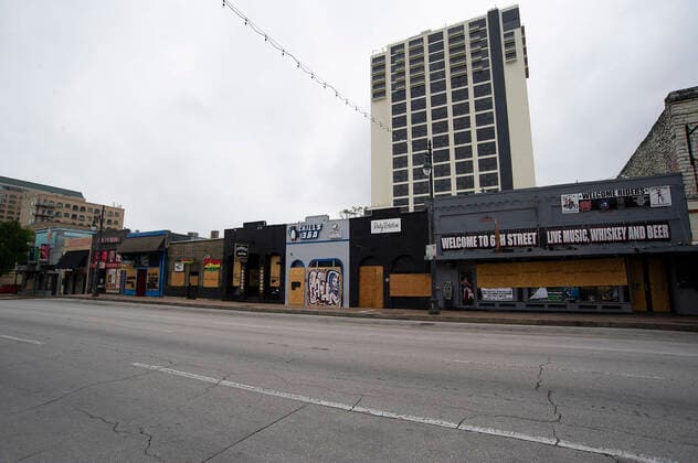 Coronavirus in den USA, Eindrücke aus Austin, Texas April 05, 2020: Downtown Sixth Street is boarded up due to Covid-19. A vibrant location for tourists and locals to bar hop for live music, itÃ¢â‚¬â ¢s a ghost town. Austin, Texas. CSM. Austin United States of America - ZUMAc04_ 47118706st Copyright: xMarioxCantux