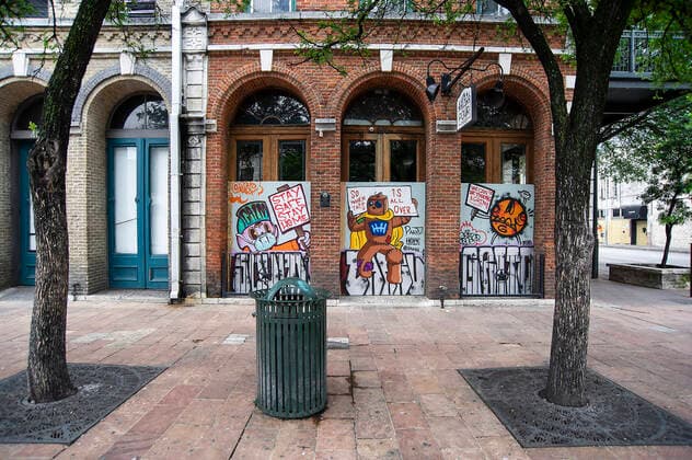Coronavirus in den USA, Eindrücke aus Austin, Texas April 05, 2020: Downtown Sixth Street is boarded up to keep people from entering the closed business due to shelter in place order, graffiti art gives an expression about the Covid-19 Pandemic. Once a vibrant location for tourists and locals to bar hop for live music, itÃ¢â‚¬â ¢s a ghost town. Austin, Texas. CSM. Austin United States of America - ZUMAc04_ 47118707st Copyright: xMarioxCantux