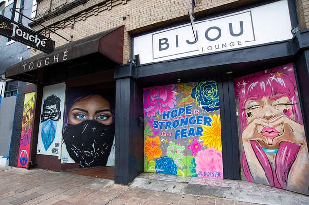 Coronavirus in den USA, Eindrücke aus Austin, Texas April 05, 2020: Downtown Sixth Street is boarded up to keep people from entering the closed business due to shelter in place order, graffiti art expresses how we are dealing with the Covid-19 Pandemic. Once a vibrant location for tourists and locals to bar hop for live music, itÃ¢â‚¬â ¢s a ghost town. Austin, Texas. CSM. Austin United States of America - ZUMAc04_ 47118708st Copyright: xMarioxCantux