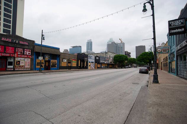 Coronavirus in den USA, Eindrücke aus Austin, Texas April 05, 2020: Downtown Sixth Street is boarded up due to Covid-19. A vibrant location for tourists and locals to bar hop for live music, itÃ¢â‚¬â ¢s a ghost town. Austin, Texas. CSM. Austin United States of America - ZUMAc04_ 47118715st Copyright: xMarioxCantux