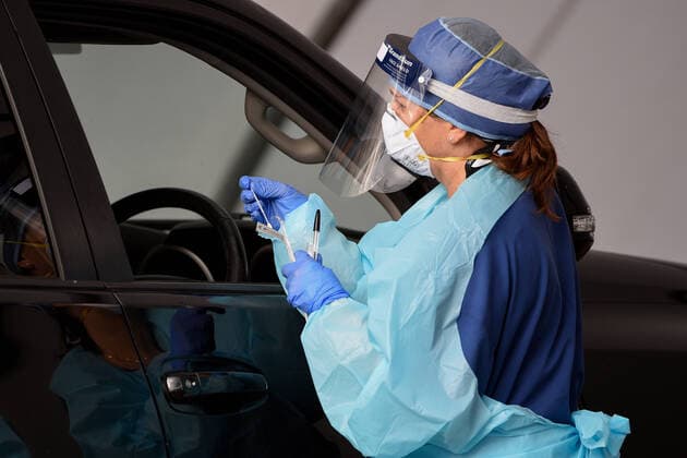 AUSTRALIA CORONAVIRUS COVID-19, Medical professionals are seen performing COVID-19 tests on members of the public at the Bondi Beach drive-through COVID-19 testing centre in Sydney, Monday, April 6, 2020. Additional COVID-19 testing centres have been set up in Sydney s eastern suburbs of Waverley and Bondi, after a cluster of COVID-!9 outbreaks in the area, leading to a rise in community transmissions. ( NO ARCHIVING, EDITORIAL USE ONLY, NO USE IN BOOKS WITHOUT CONSENT SYDNEY NSW AUSTRALIA  Copyright: xBIANCAxDExMARCHIx 20200406001461990269