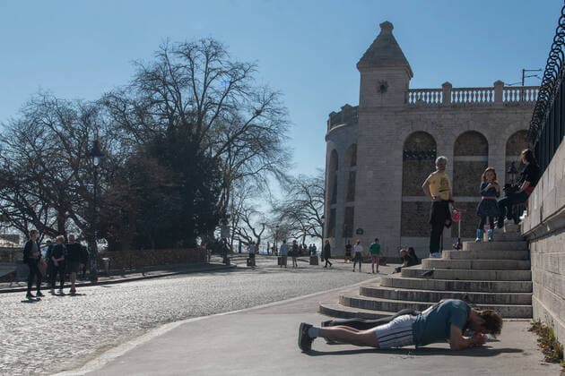 France: Paris: too many people in parisians streets this week end, despite lockdown rules. Coronavirus en France: beaucoup (trop) de monde se promene dans les rues. Confinement jours 18 a Paris. Du monde dans les rues de Paris, a Montmatre et sur l ile de la Cité. index non respect du confinement non respect des regles de distance sanitaire 253636 2020-04-05  Copyright: xSergexArnalx xStarfacex STAR_253636_008