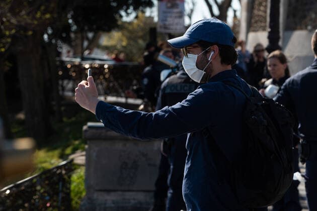 France: Paris: too many people in parisians streets this week end, despite lockdown rules. Coronavirus en France: beaucoup (trop) de monde se promene dans les rues. Confinement jours 18 a Paris. Du monde dans les rues de Paris, a Montmatre et sur l ile de la Cité. index non respect du confinement non respect des regles de distance sanitaire 253636 2020-04-05  Copyright: xSergexArnalx xStarfacex STAR_253636_010