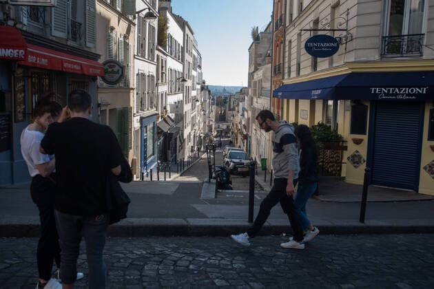 France: Paris: too many people in parisians streets this week end, despite lockdown rules. Coronavirus en France: beaucoup (trop) de monde se promene dans les rues. Confinement jours 18 a Paris. Du monde dans les rues de Paris, a Montmatre et sur l ile de la Cité. index non respect du confinement non respect des regles de distance sanitaire 253636 2020-04-05  Copyright: xSergexArnalx xStarfacex STAR_253636_034